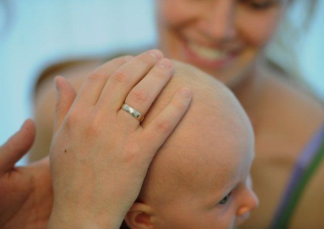 Praxis für Osteopathie und Physiotherapie Koen Vlaeyen – Mutter lacht mit Baby