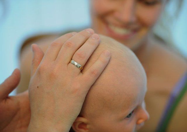 Praxis für Osteopathie und Physiotherapie Koen Vlaeyen – Mutter lacht mit Baby