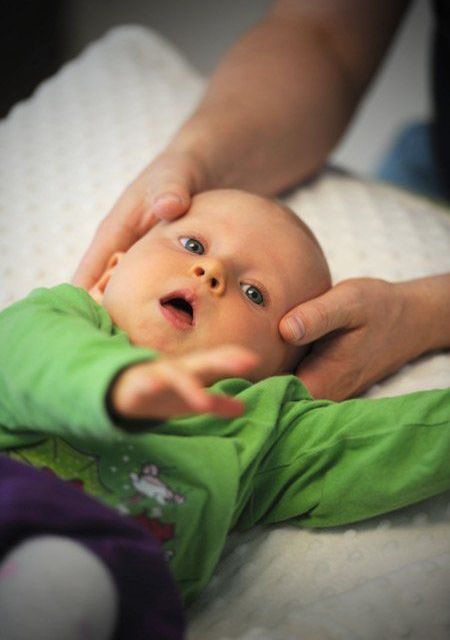 Praxis für Osteopathie und Physiotherapie Koen Vlaeyen – Baby wird behandelt
