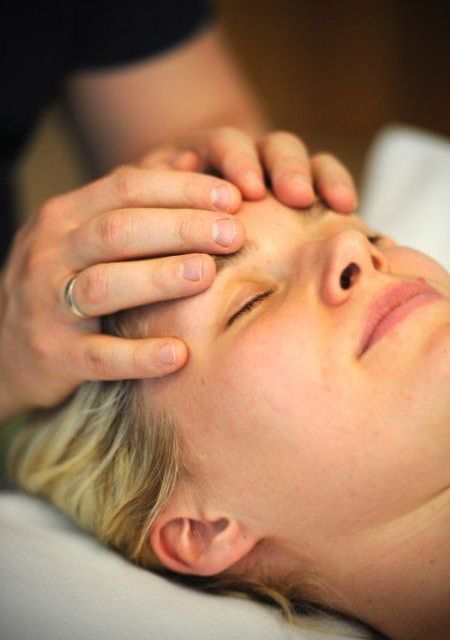 Praxis für Osteopathie und Physiotherapie Koen Vlaeyen – Stirn wird massiert
