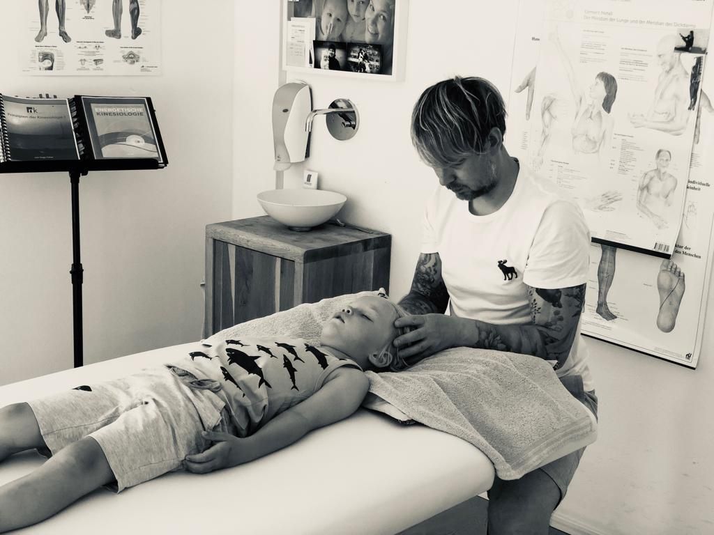 Praxis für Osteopathie und Physiotherapie Koen Vlaeyen – Kopfmassage beim Kind