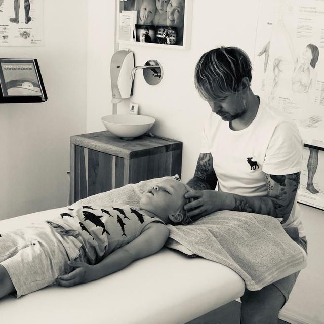 Praxis für Osteopathie und Physiotherapie Koen Vlaeyen – Kopfmassage beim Kind